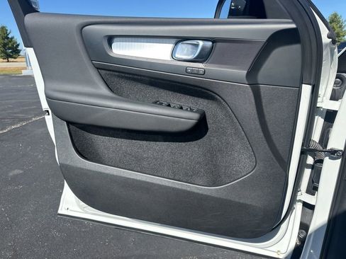 Used 2024 Volvo XC40 B5 Core image 20