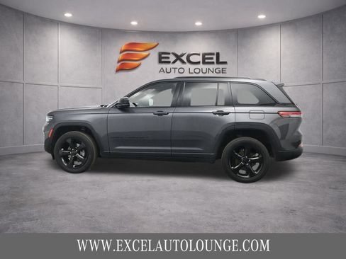 Used 2022 Jeep Grand Cherokee Altitude AWD/4WD image 3