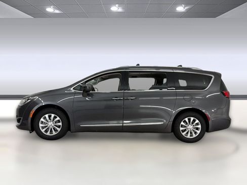 Used 2018 Chrysler Pacifica Touring-L FWD image 2