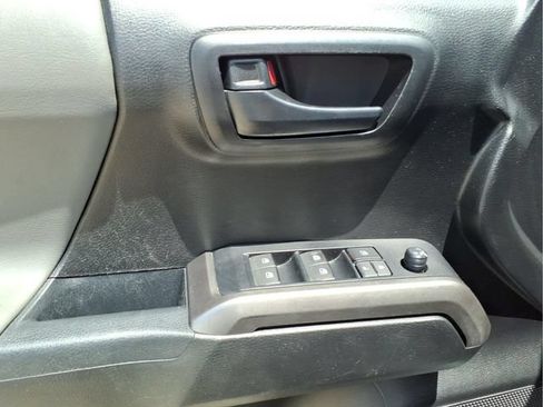 Used 2021 Toyota Tacoma SR5 AWD/4WD image 11