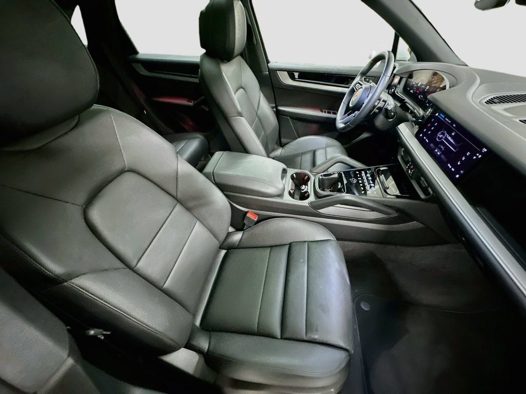 Certified 2025 Porsche Cayenne AWD/4WD image 29