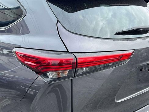 Used 2021 Toyota Highlander LE image 13