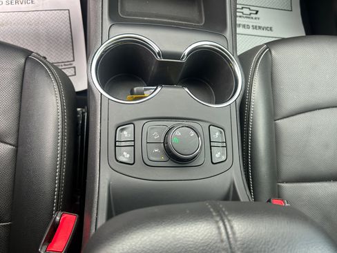 Used 2024 GMC Terrain SLT image 25