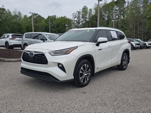 Used 2021 Toyota Highlander XLE AWD/4WD image 4