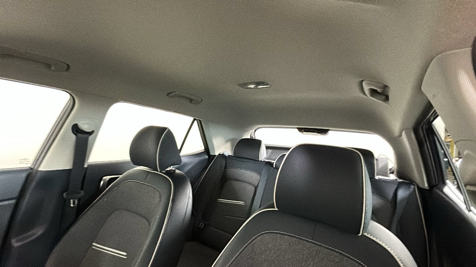 Used 2023 Hyundai Venue Limited FWD image 15