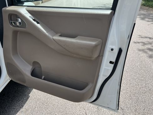 Used 2014 Nissan Frontier SV w/ SV Value Truck Package AWD/4WD image 17