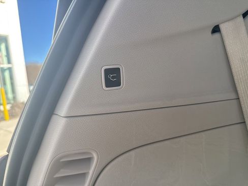 Used 2022 Chrysler Pacifica Limited w/ Uconnect Theater Family Group image 23