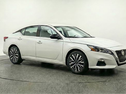 Used 2025 Nissan Altima 2.5 SV image 1