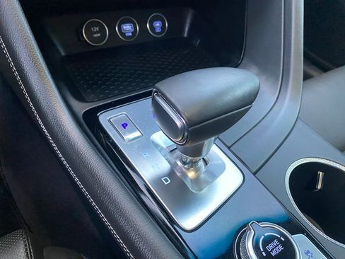 Used 2025 Genesis G70 2.5T image 17