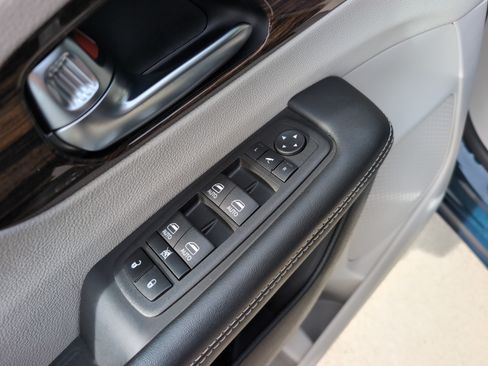 Used 2023 Chrysler Pacifica Limited FWD image 15