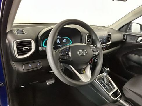 Certified 2025 Hyundai Venue SE FWD image 13