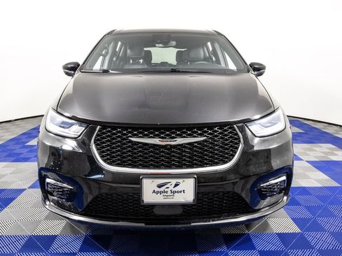 Used 2025 Chrysler Pacifica Select FWD image 2