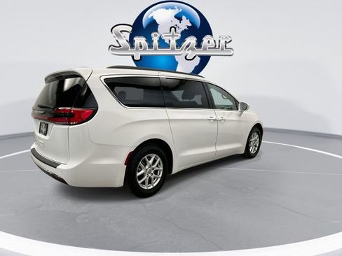 Used 2022 Chrysler Pacifica Touring-L image 11