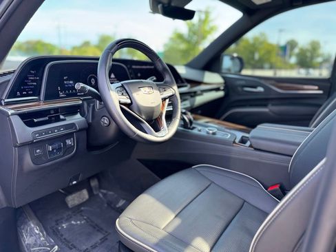 Used 2024 Cadillac Escalade Premium Luxury AWD/4WD image 15