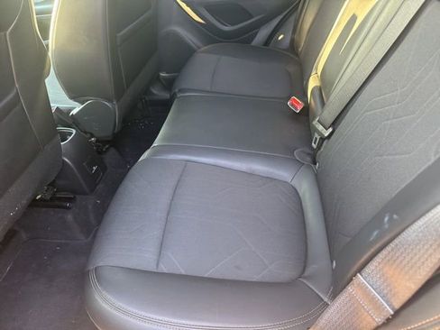 Used 2022 Chevrolet Trax LT w/ LT Convenience Package image 8