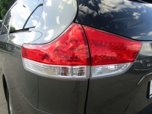 Used 2013 Toyota Sienna LE w/ Towing Pkg FWD image 11