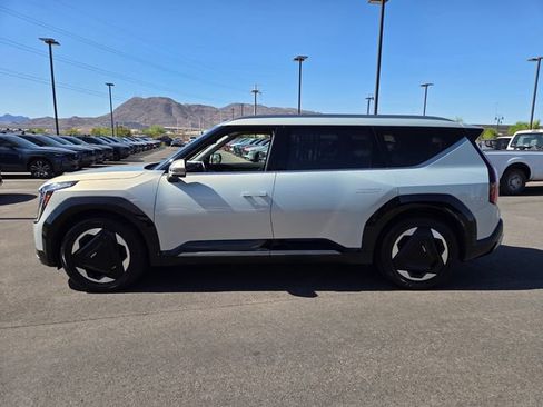 Used 2024 Kia EV9 Land AWD/4WD image 3