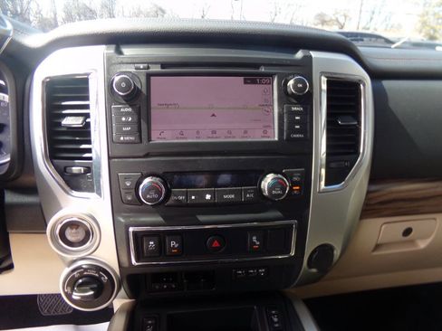Used 2019 Nissan Titan SL image 34
