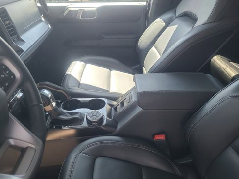 Used 2025 Ford Bronco Badlands image 15