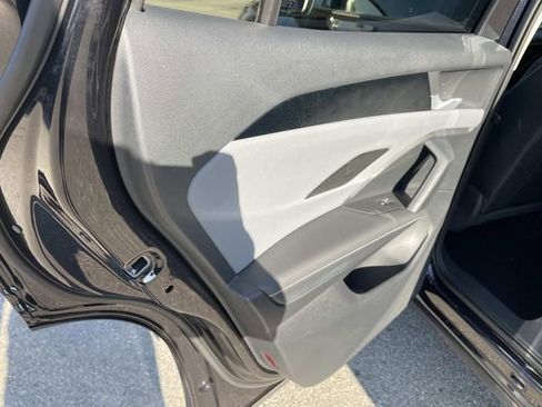 Used 2025 Volkswagen Tiguan SE image 22