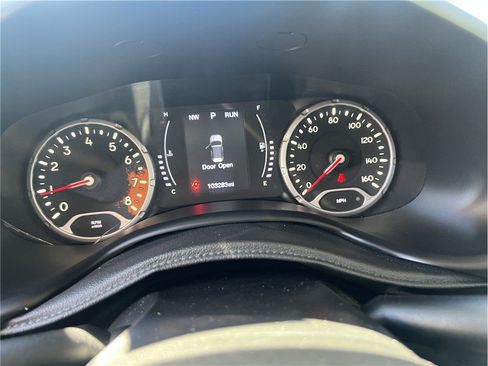 Used 2017 Jeep Renegade Latitude FWD image 15