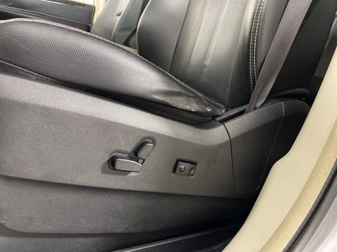 Used 2015 Chrysler Town & Country Touring w/ Driver Convenience Group FWD image 16
