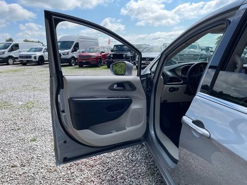Used 2021 Chrysler Pacifica Touring-L FWD image 25