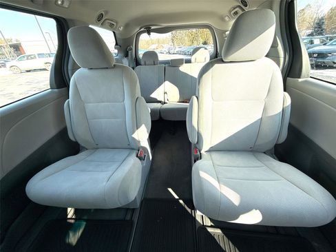 Used 2017 Toyota Sienna L image 23