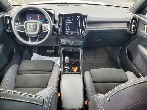 Used 2023 Volvo XC40 B5 Plus w/ Protection Package Premier image 17
