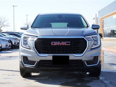 Used 2024 GMC Terrain SLE image 2