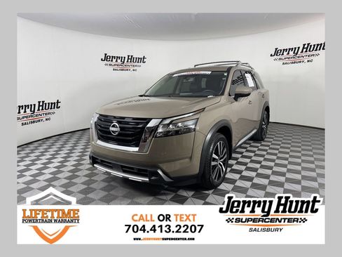 Used 2024 Nissan Pathfinder Platinum image 1