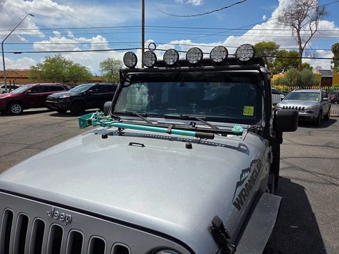 Used 2018 Jeep Wrangler Unlimited Sahara w/ Connectivity Group AWD/4WD image 13
