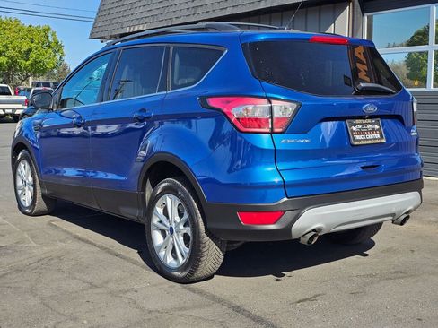 Used 2017 Ford Escape SE FWD image 3