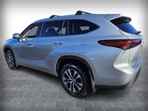 Used 2021 Toyota Highlander XLE image 5