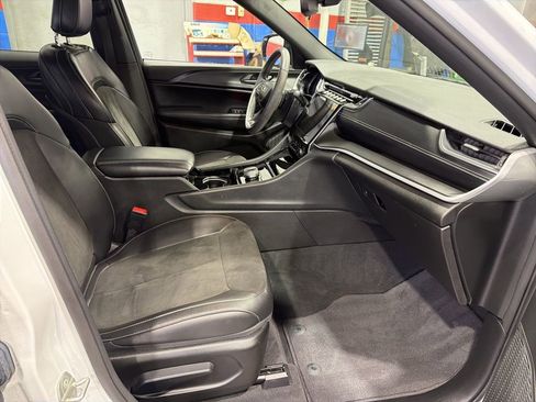 Used 2023 Jeep Grand Cherokee Altitude image 19