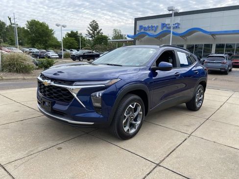 Used 2024 Chevrolet Trax LT w/ Driver Confidence Package FWD image 5