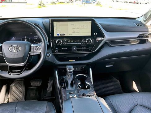Used 2023 Toyota Highlander Limited AWD/4WD image 6