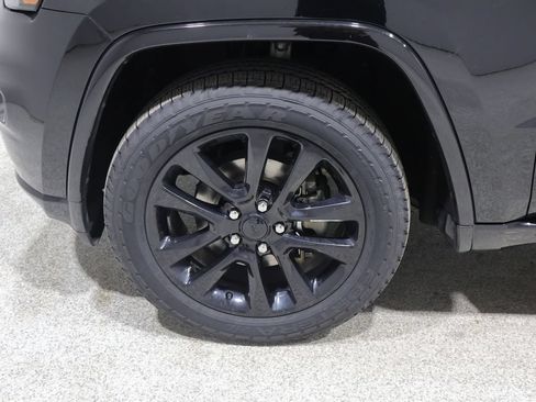 Used 2018 Jeep Grand Cherokee Altitude AWD/4WD image 9