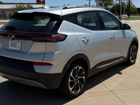 Used 2022 Chevrolet Bolt EUV Premier w/ Sun & Sound Package FWD image 5