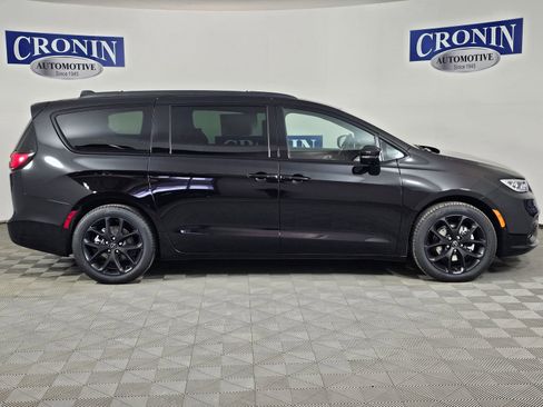New 2026 Chrysler Pacifica Limited w/ S Appearance Package FWD image 6