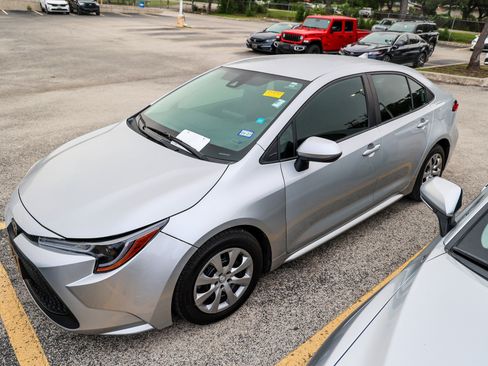 Used 2021 Toyota Corolla LE FWD image 3