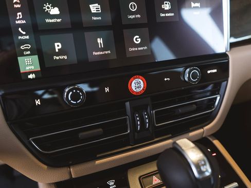Certified 2026 Porsche Macan AWD/4WD image 25