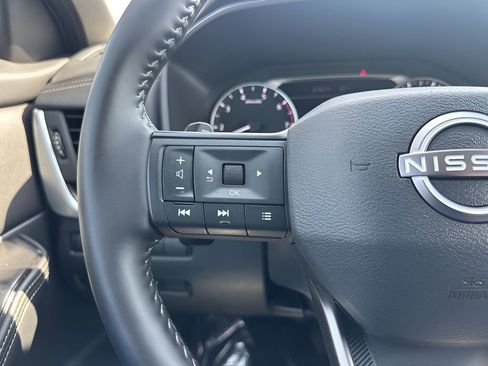 Used 2025 Nissan Rogue SV image 14