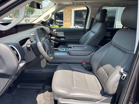 Used 2025 Ford Expedition Active AWD/4WD image 15