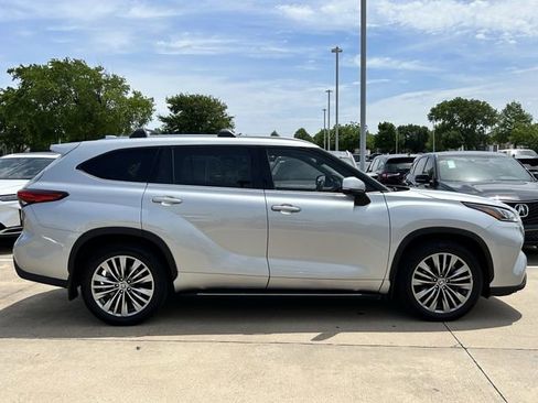 Used 2020 Toyota Highlander Platinum AWD/4WD image 3