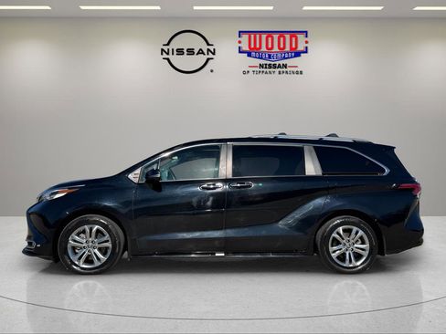 Used 2023 Toyota Sienna Platinum image 6