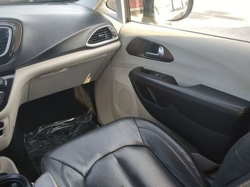 Used 2019 Chrysler Pacifica Touring-L FWD image 17