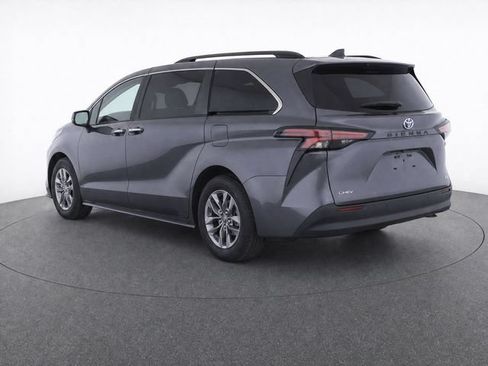 Certified 2025 Toyota Sienna XLE FWD image 7