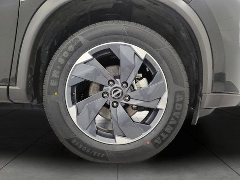 Used 2025 Nissan Rogue SV image 4