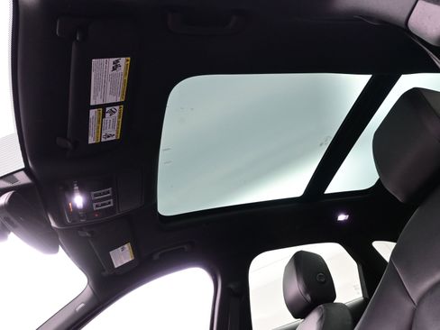 Used 2017 Jaguar F-PACE Premium image 18